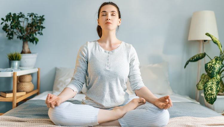 Práctica deportes de relajación y meditación para mantener un buen estado de relajación total entre tu mente y tu cuerpo