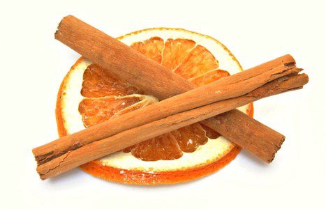 Con canela, agua y naranja podrás realizar un ritual martes o jueves