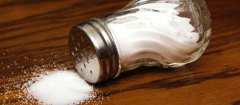 ¿Por qué derramar la sal da mala suerte?