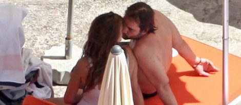 Penélope Cruz y Javier Bardem se besan durante sus vacaciones