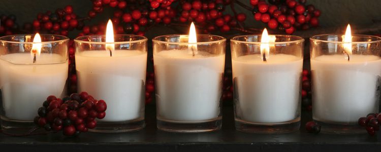 Las velas blancas son esenciales para realizar rituales de amor a Virgo