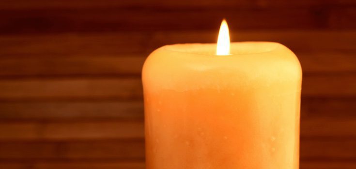 Las velas que se deben en utilizar en los rituales para conseguir dinero deberán de ser amarillas 