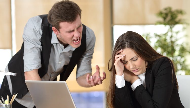 Intenta respirar y tranquilizarte cuando tengas un problema serio en tu jornada laboral 