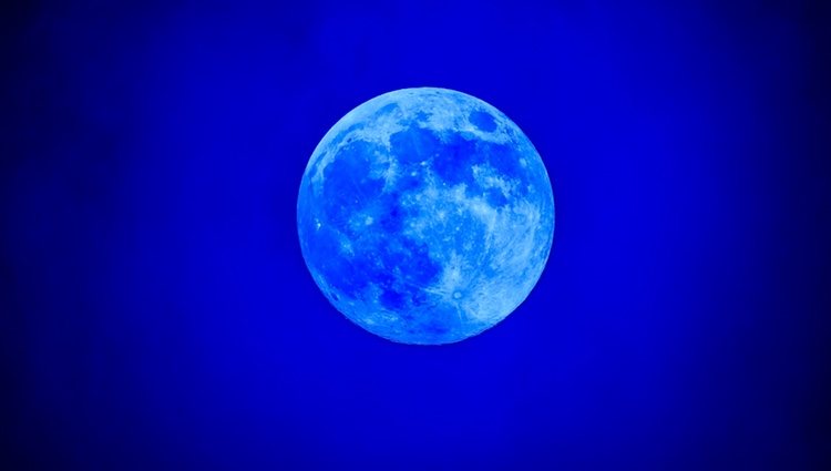 La luna azul aparece en contadas ocasiones