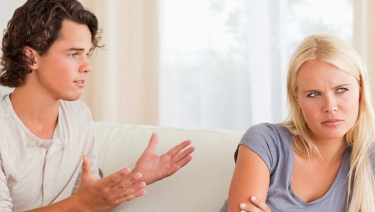 Siéntate a hablar con tu pareja e intenta solucionar los problemas de confianza