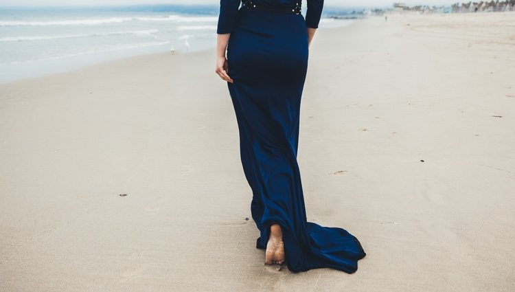Un vestido azul marino es ideal para salir de fiesta